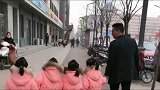 爸爸带着四个小情人逛街，瞬间把马路都占满了，路人都惊呆了