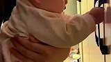 四个月宝宝只会抓不会放