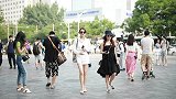 三里屯街拍，街头极品墨镜妹子，气场真是相当强大
