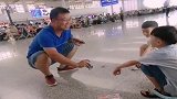 感觉这位大哥回到了小时候，可以无忧无虑的笑