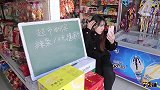 经典搞笑：美女开超市自助辣条10元随便吃，小伙一元吃个够