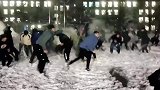 大学生打雪仗热血澎湃，战况激烈除了自己都是敌人