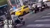 女子骑车闯红灯撞行人，男子路见不平说了几句公正话