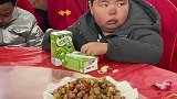 拿到手机这小孩表情绝了！