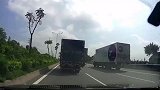 打了转向灯就可以随意变道大货车这车开的，堪比谋杀