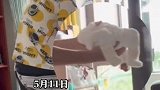 重庆：一男子小心翼翼地托着9天大的婴儿，放到沙发上