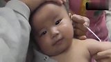 宝宝被按住要打针，懵懂无知乐呵呵，打针一刻笑容秒变哭相！