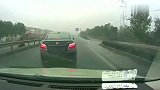 师傅被无牌路怒车拦截，小伙下车就开砸，还有人全程录像