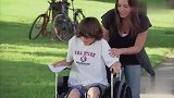 街头恶搞路人：警员无理对待残疾男孩，路人看着都不忍心了