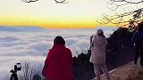凌晨四点起床，六点到山顶，就为这10秒的云海日出