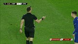 开场就犯错！若日尼奥踢人犯规 主裁上前警告