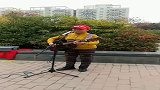 路上偶遇一个大妈，街头弹吉他唱歌，太佩服她了