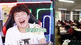 憋笑大挑战：老师站在窗户上，教室瞬间变得很安静！