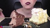 美女试吃巧克力涂层慕斯蛋糕、香草杏仁奶油蛋糕