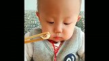 2岁萌宝，吃着最爱的食物，还不忘哄妈妈开心，真懂事！