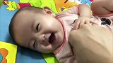 妈妈对着小宝宝挠痒痒，接下来笑得眼睛像月亮，长得太漂亮了！