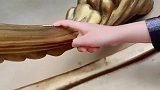 只要把硬币放进入口，转动着掉进洞里，过程非常解压
