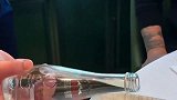 花点了一瓶酒，服务员给倒出来的时候液体变固体，这是什么原理