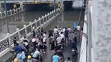 路面积水大哥冲了进去，桥上桥下的行人驻足围观