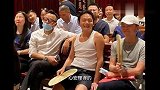 小伙穿背心裤衩跟马云、汪涵喝酒？他如何靠路边摊成为百亿富豪的