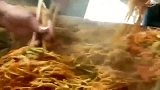 热腾腾的炒面，香气从街头传到了街尾