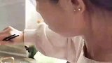丈夫嫌吃泡面没营养，妻子想用最后一个鸡蛋下面