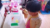 萌娃找个塑料小鱼给金鱼做朋友，宝爸这样育儿更能让宝宝感知生命