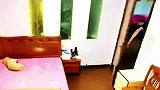 这狗怕是成精了，主人一走铺凉席开风扇，操作行云流水