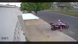 路过而已，怎么就被关进车库了