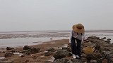 姑娘只想碰碰运气，翻开石头那一刻，才发现赚大了