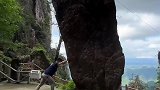 莽山奇石，据说由天外飞来，先是铺倒睡卧，加固后“站立”起来，故而醒石
