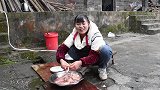 丫丫今天做火焰醉鸭，鸭肉充满酒香，好吃下饭，太有嚼劲了，哈哈