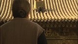 小九坐房顶上，给老太太作画，老太太摆的姿势太搞笑
