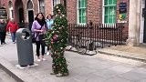 国外恶搞：路边的树没想到是人假扮的，美女被吓坏了！