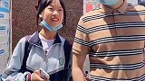 我和老公去接女儿 学校门口小店的大妈给我说：看好你女儿这个小伙经常来接你女儿放学！难道这就是结婚早的尴尬吗？