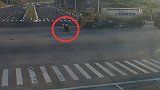 不幸中的万幸！安徽一男骑手闯红灯车轮下捡回一条命