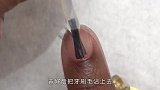 美女挑战用牙刷做美甲，等成品出来，网友：竟有一丝丝好看！