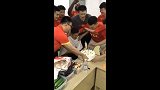 中国篮球-17年-大花猫！男篮更衣室集体为杜峰庆生-专题