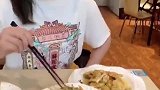 这服务员也太不像话了，太不把自己当外人了