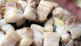 红烧肉这样做，一盘不够吃火山美食