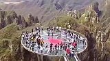 悬崖绝壁上的玻璃桥、这个角度看桥上的人是真胆大