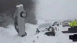 车在囧途 数辆汽车高速路上变雪人