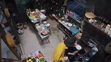 金靖品尝张艺兴的青椒炒肉，蹦出一句话，小绵羊老脸一红