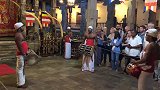 感受斯里兰卡寺庙文化，3位大汉竟围着红肚兜在敲鼓，引游客围观