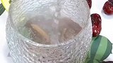 选小枣，洗净后炒焦，剪碎热水冲泡，枣茶补心养血助消化