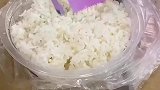 担起妹妹的生活，小伙用调料包拌饭，感动千万
