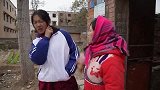 孙女考上清华，奶奶下跪问叔叔借钱被他踹翻，五年后叔叔后悔