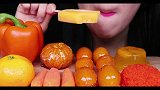 在如此炎热的夏天，还是冰冰凉凉的橙子冰棍最符合小姐姐的心意啦