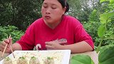 胖妹嘴馋吃大肉丸子，隔壁村二狗都馋哭了，吃相真下饭