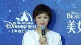 孙俪庆新年穿印花红棉袄接地气 与邓超手牵手俩夫妻好甜蜜